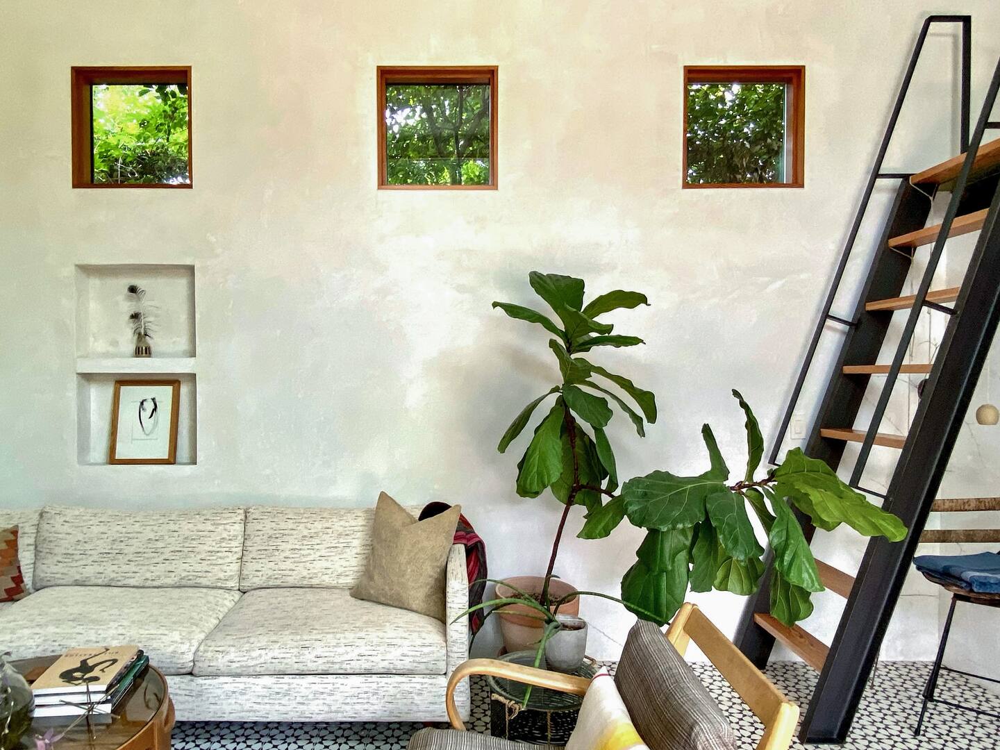 salon avec escalier métal petite maison 44m2