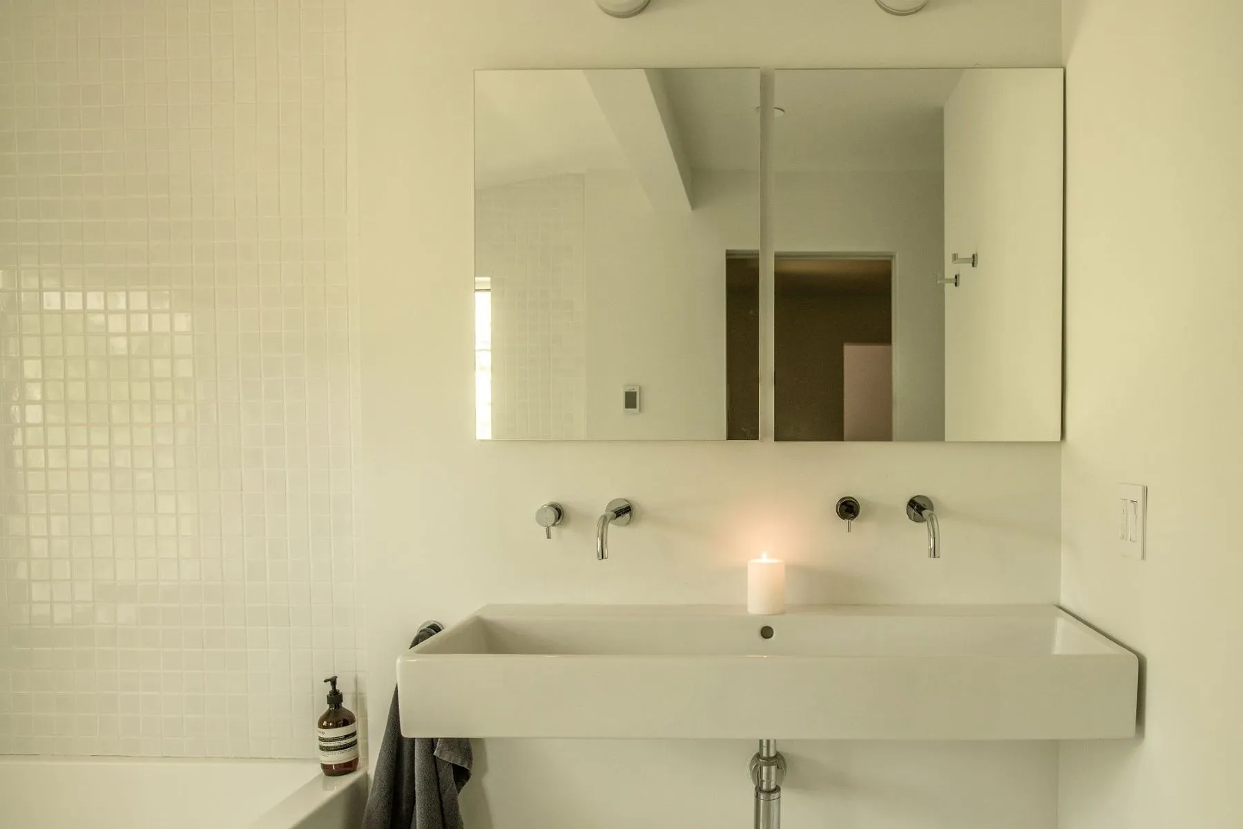 salle de bain minimaliste blanche