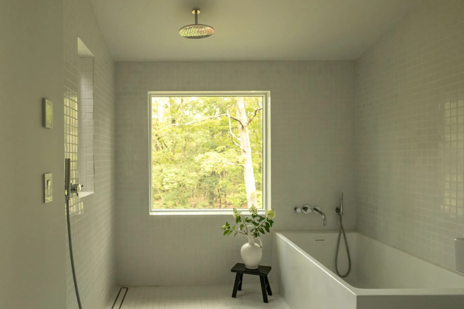 salle de bain minimaliste blanche