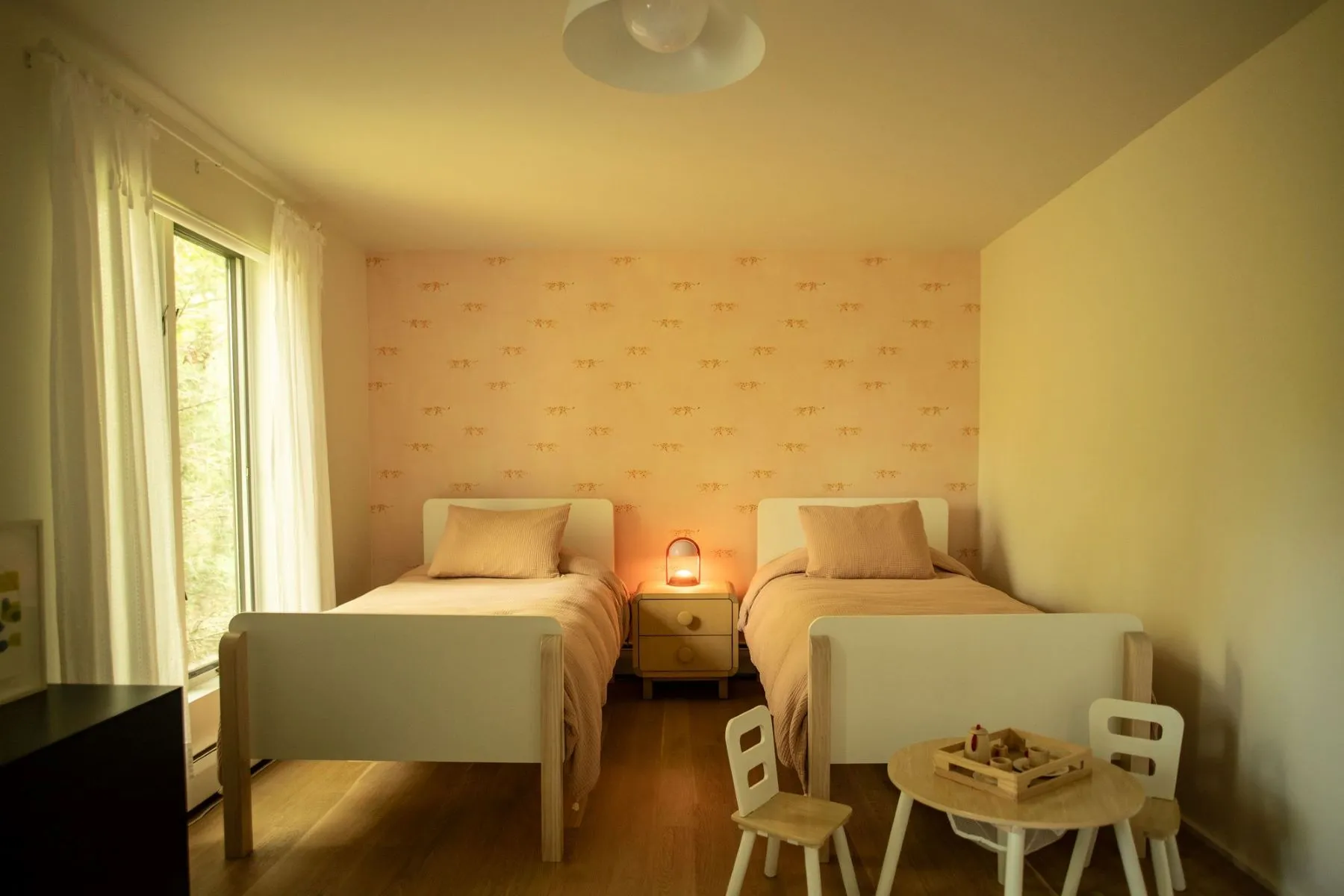 chambre à deux lits maison rénovée