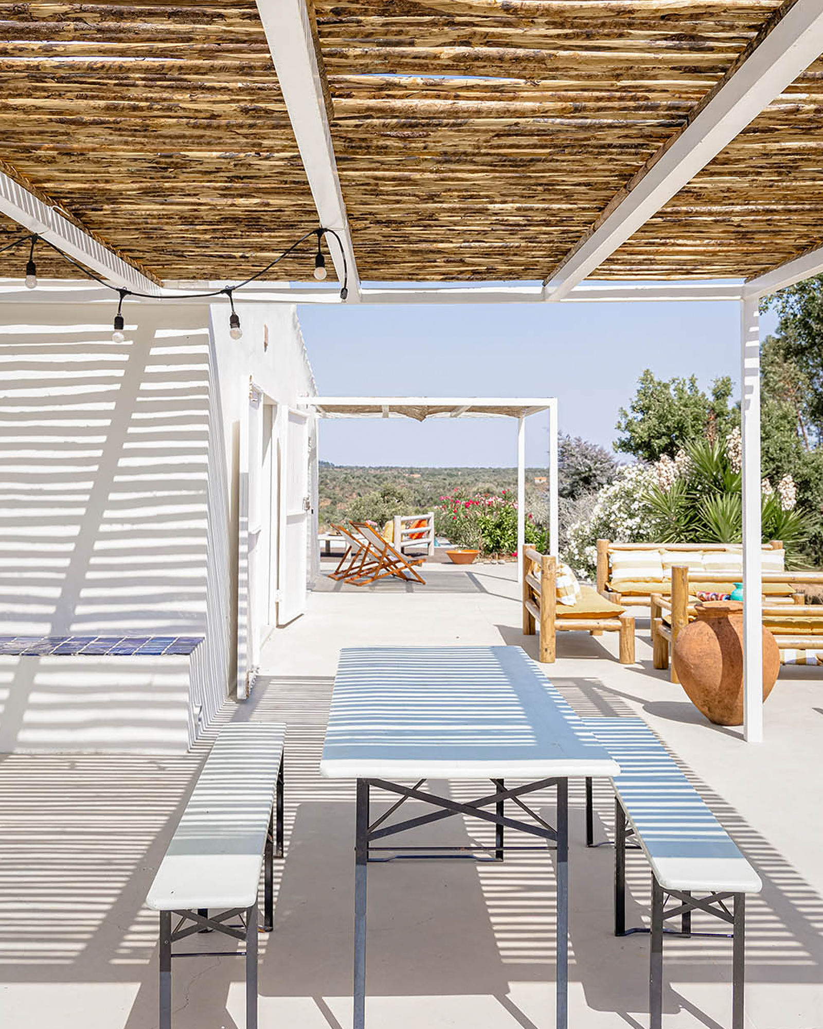 terrasse avec pergola acier maison ancienne et blanche Portugal Casa Acima terrasse avec pergola acier maison ancienne et blanche Portugal Casa Acima