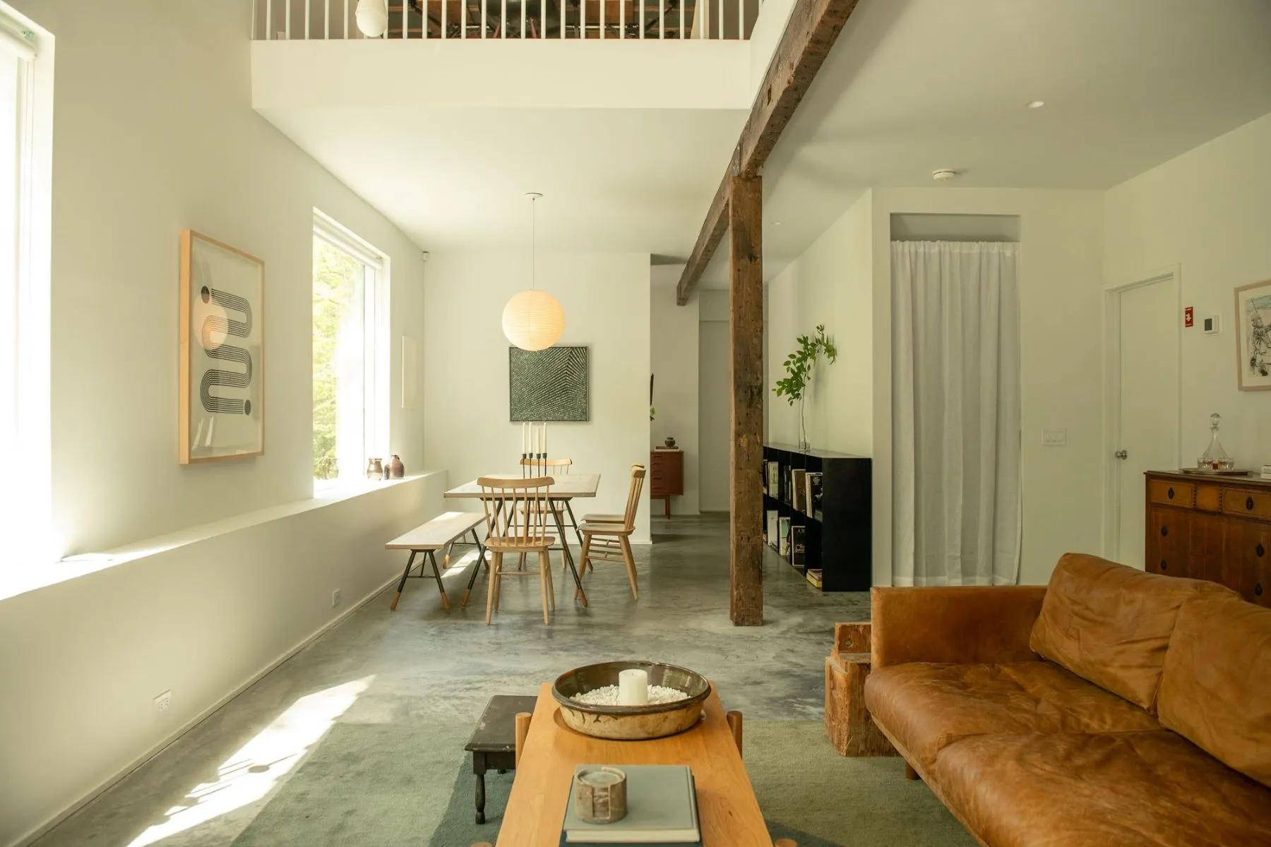 salon et salle à manger avec poutres maison rénovée