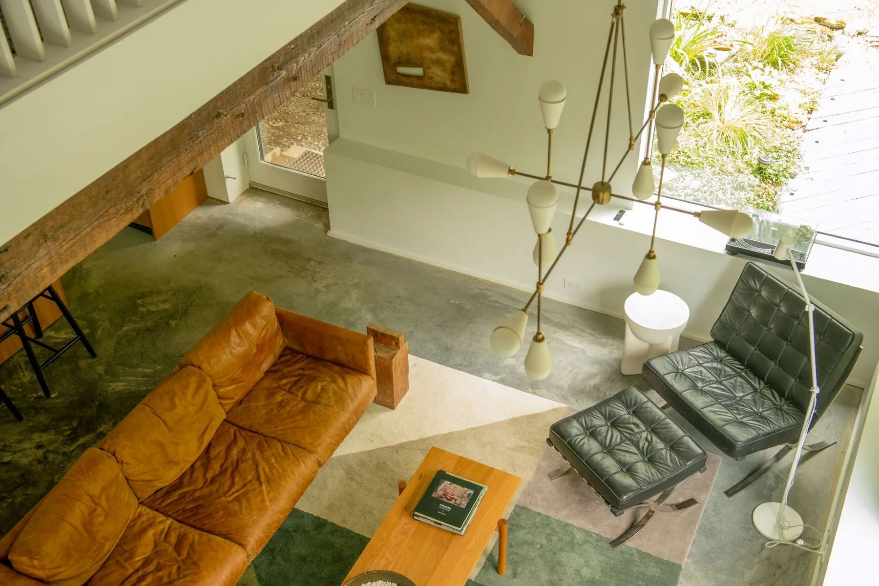salon double hauteur maison rénovée