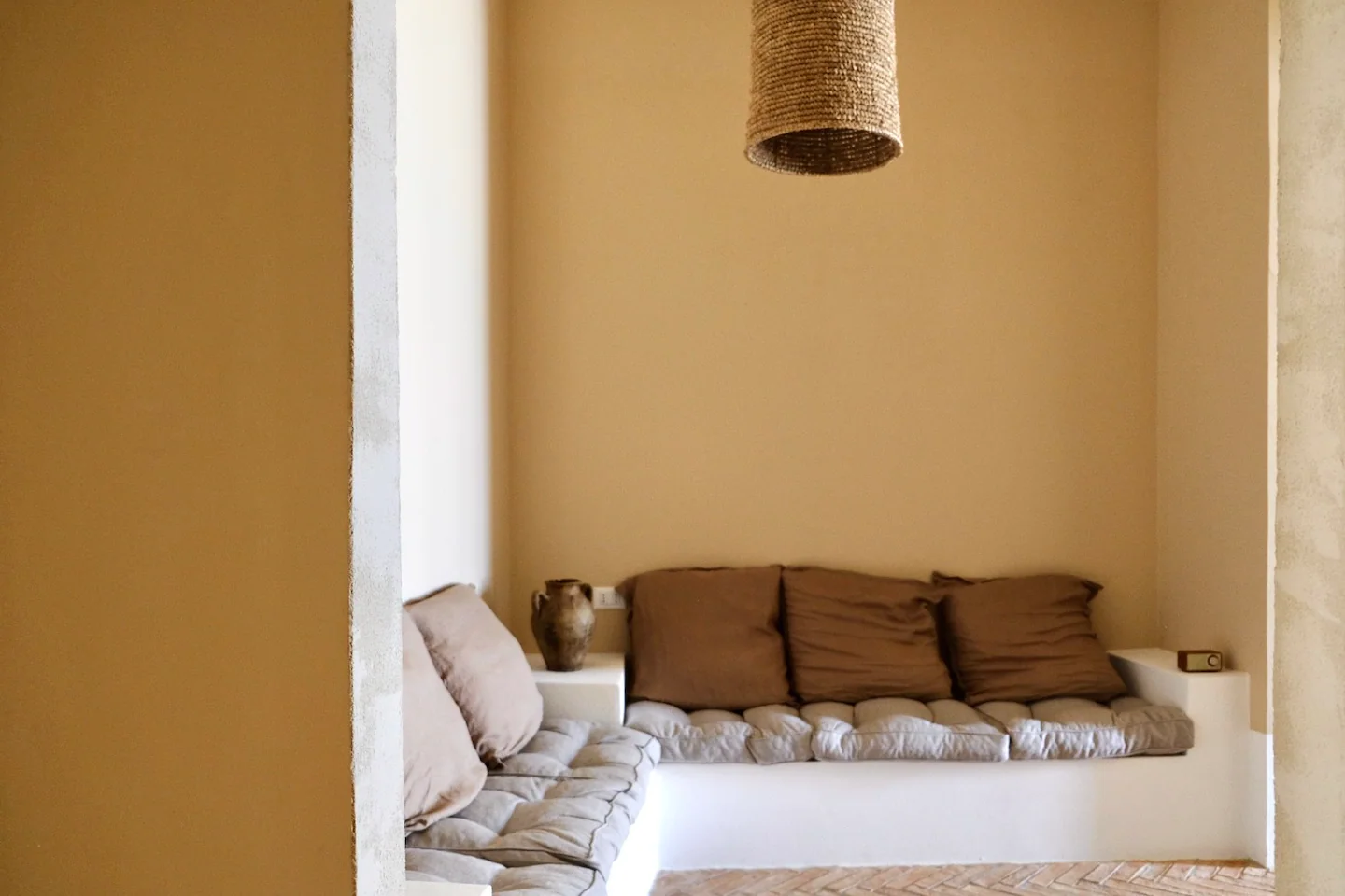 salon canapé maçonné décoration rustique chic Casa Creta Monopoli Puglia