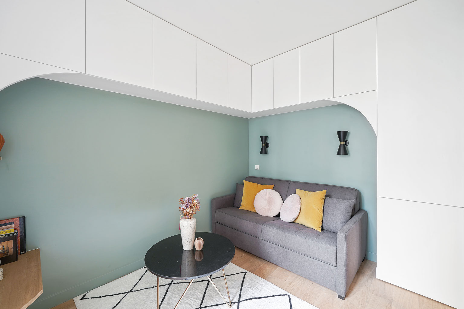 salon avec rangements murs verts