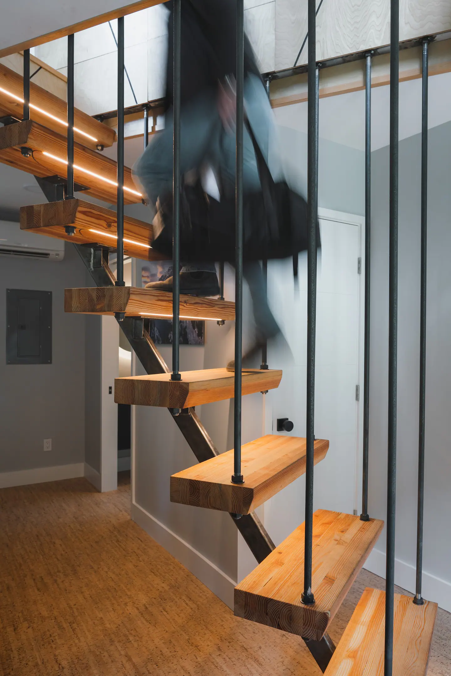 escalier bois et acier maison container