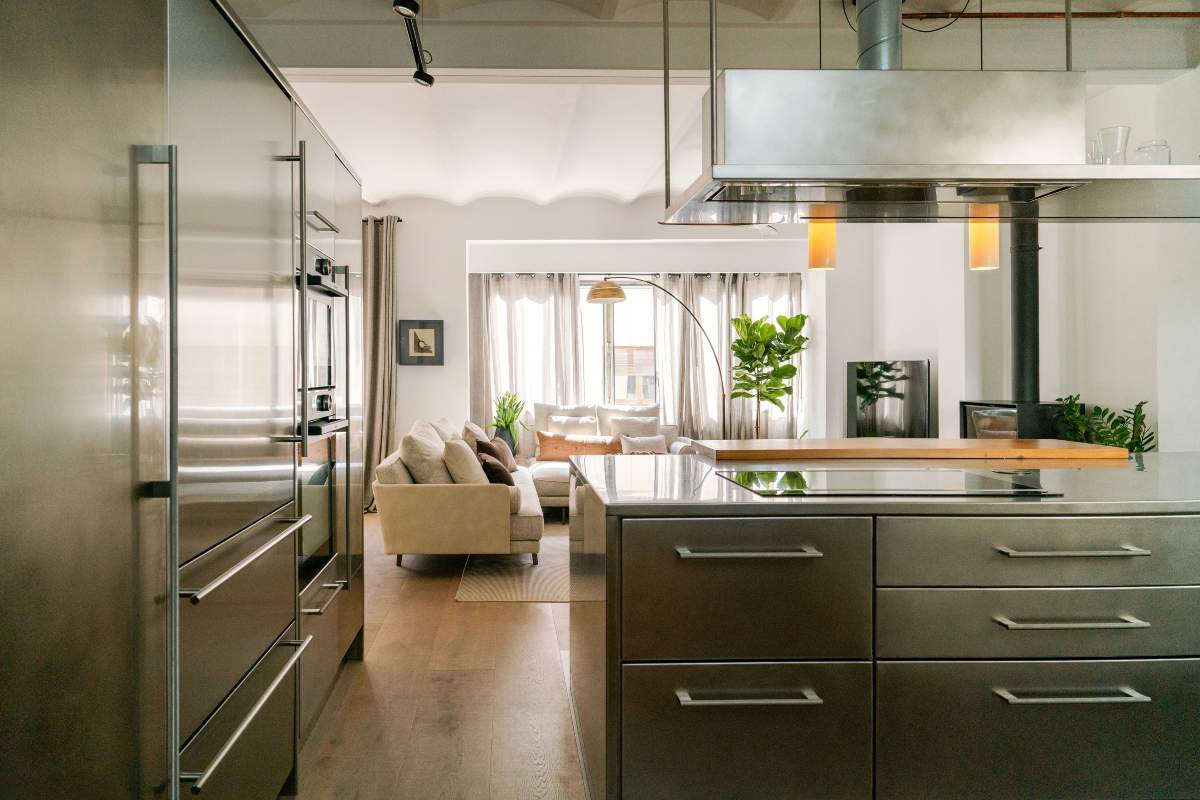 cuisine et salon avec cheminée décoration contemporaine et industrielle