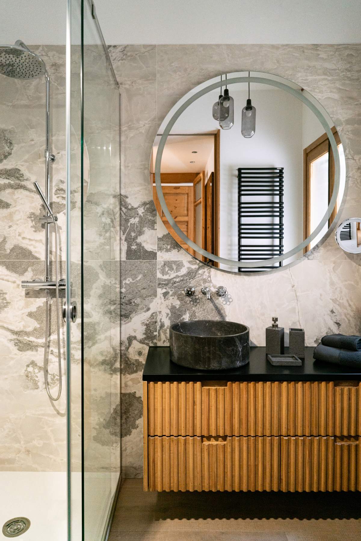 salle de bain bois et marbre