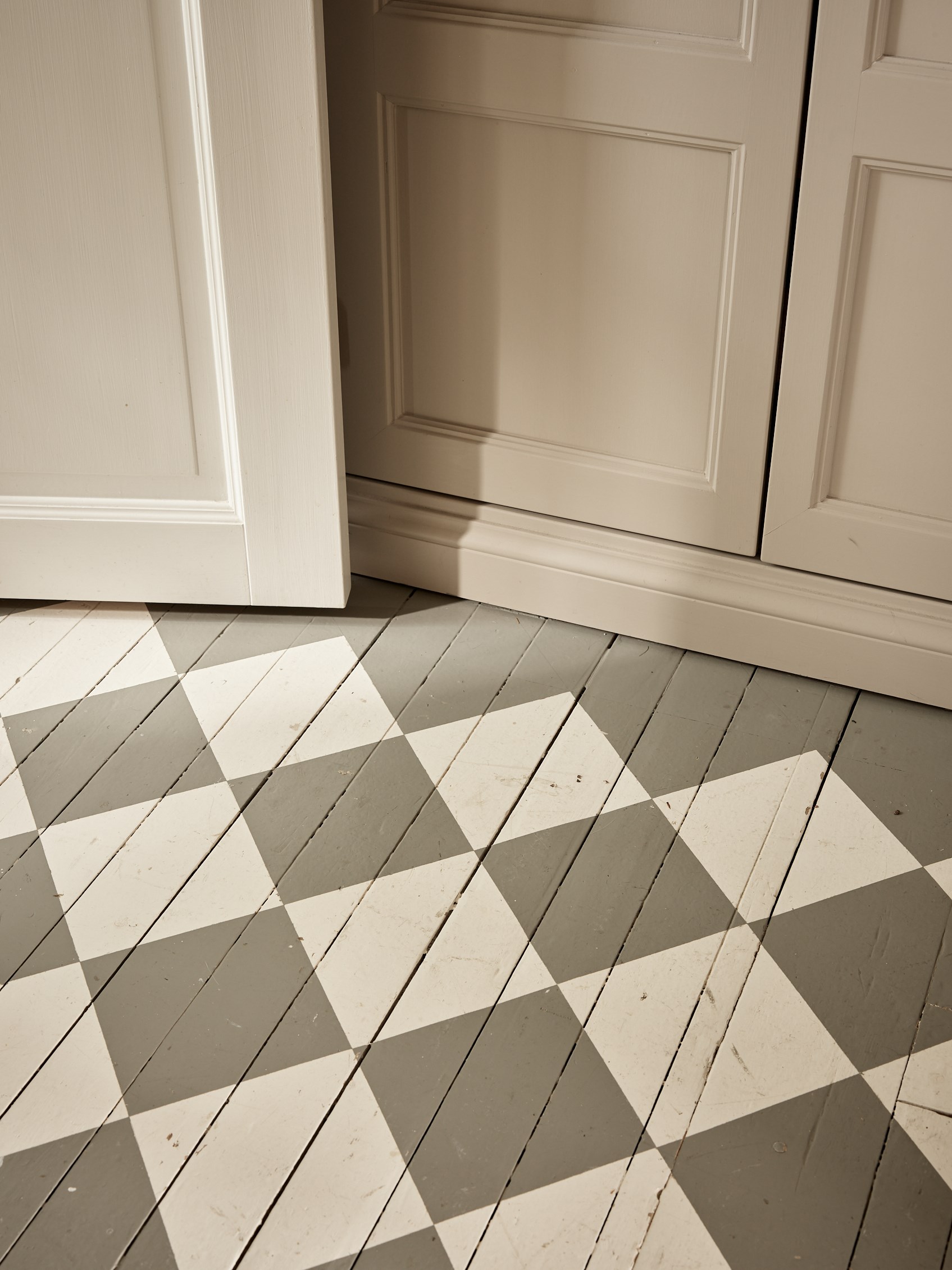 entrée avec parquet peint à damier gris et blanc décoration scandinave entrée avec parquet peint à damier gris et blanc décoration scandinave