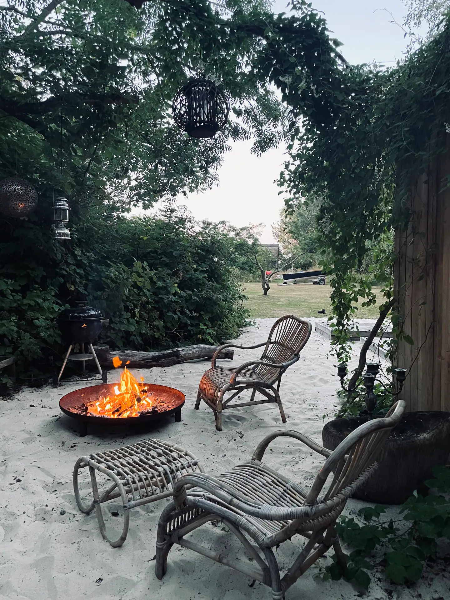 jardin avec brasero maison du 18e siècle au Danemark jardin avec brasero maison du 18e siècle au Danemark