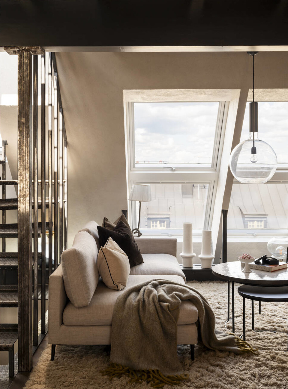 salon avec fenêtres velux appartement de 114m2 en duplex décoration contemporaine