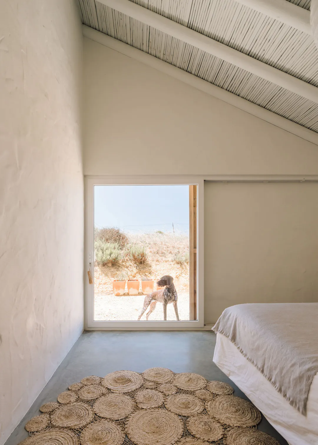 chambre minimaliste avec poutres blanches chambre minimaliste avec poutres blanches