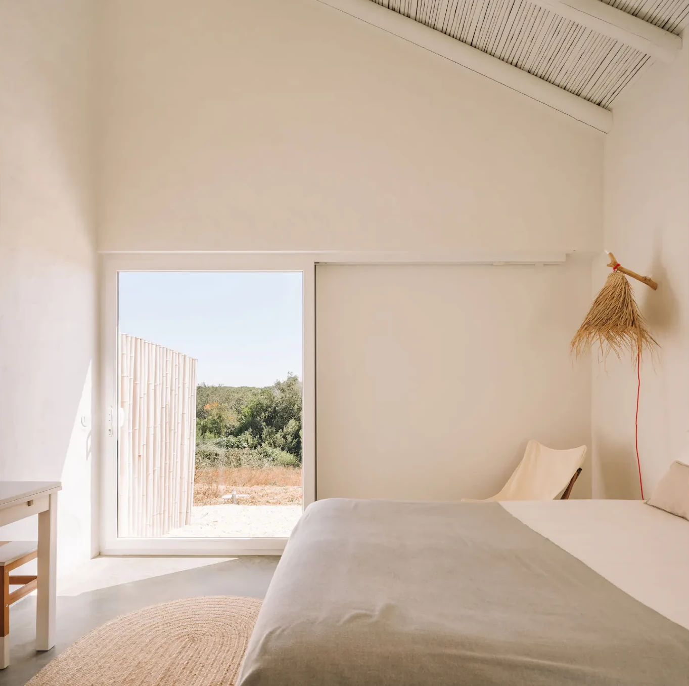 chambre minimaliste avec poutres blanches chambre minimaliste avec poutres blanches