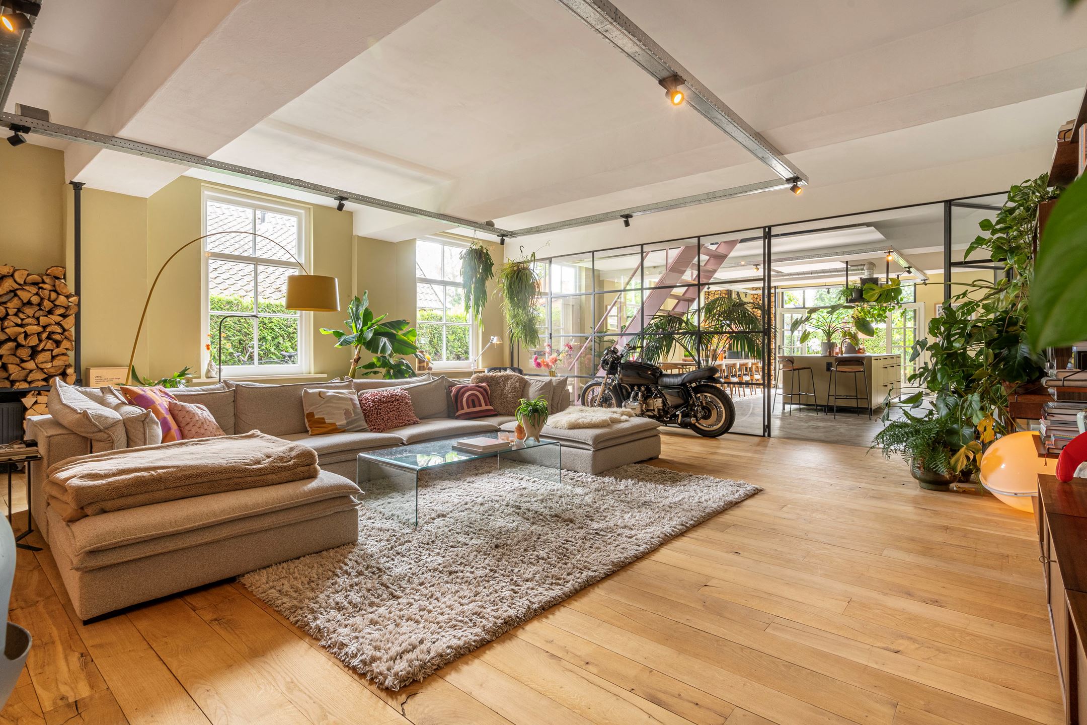 Une maison loft en couleurs dans un ancien fumoir à poissons