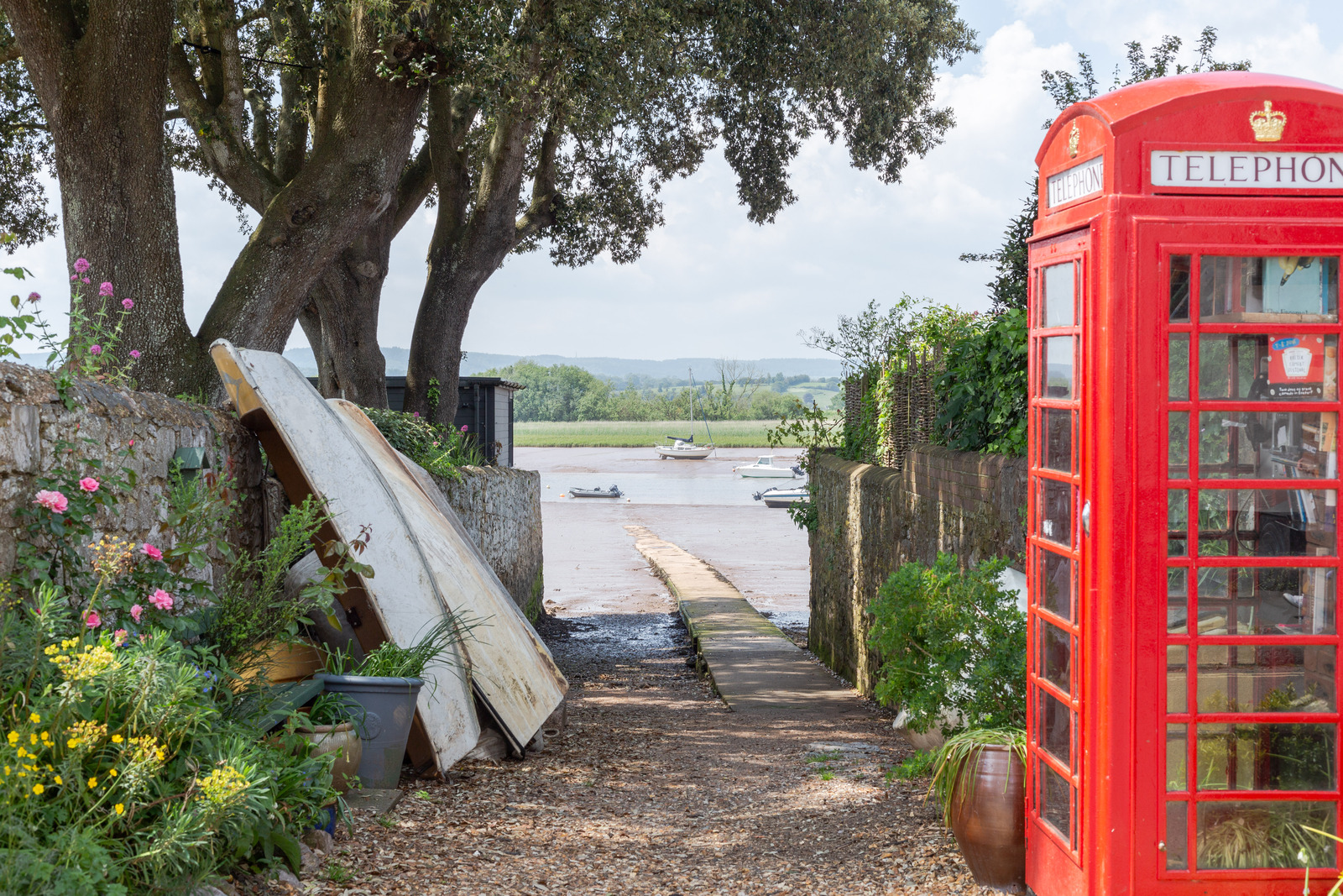 estuaire rivière Angleterre rue avec cabine téléphonique rouge estuaire rivière Angleterre rue avec cabine téléphonique rouge