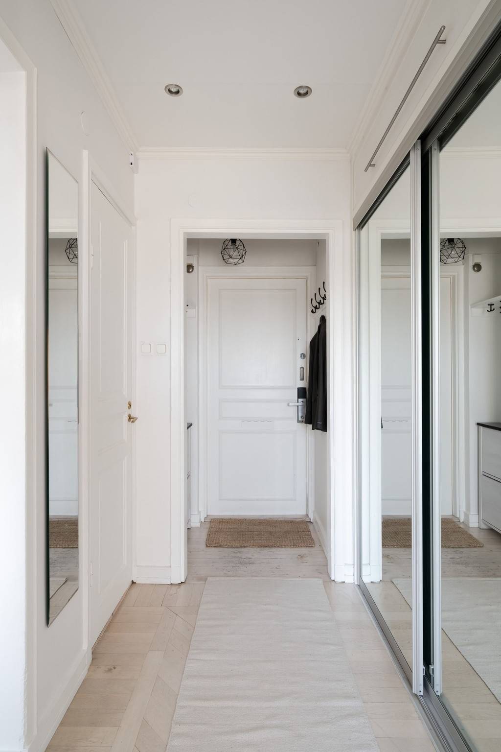 entrée avec placard miroir studio 32m2 entrée avec placard miroir studio 32m2