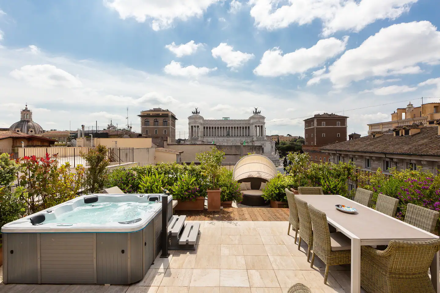 terrasse avec jacuzzi appartement Rome vue Piazza Venezia terrasse avec jacuzzi appartement Rome vue Piazza Venezia