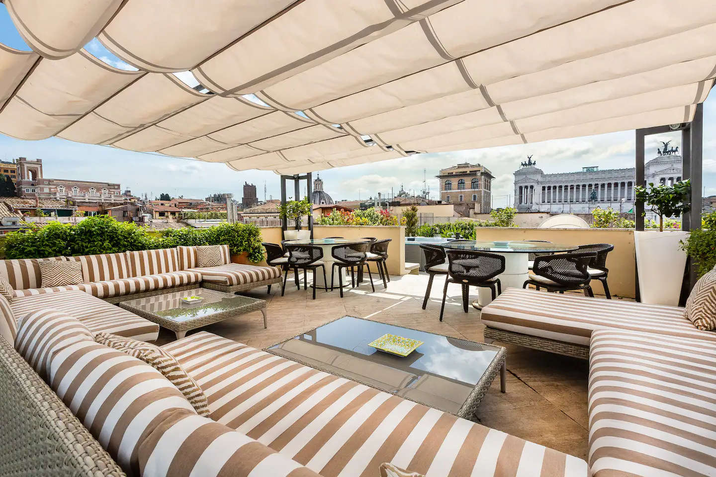 terrasse avec pergola acier appartement Rome vue Piazza Venezia terrasse avec pergola acier appartement Rome vue Piazza Venezia