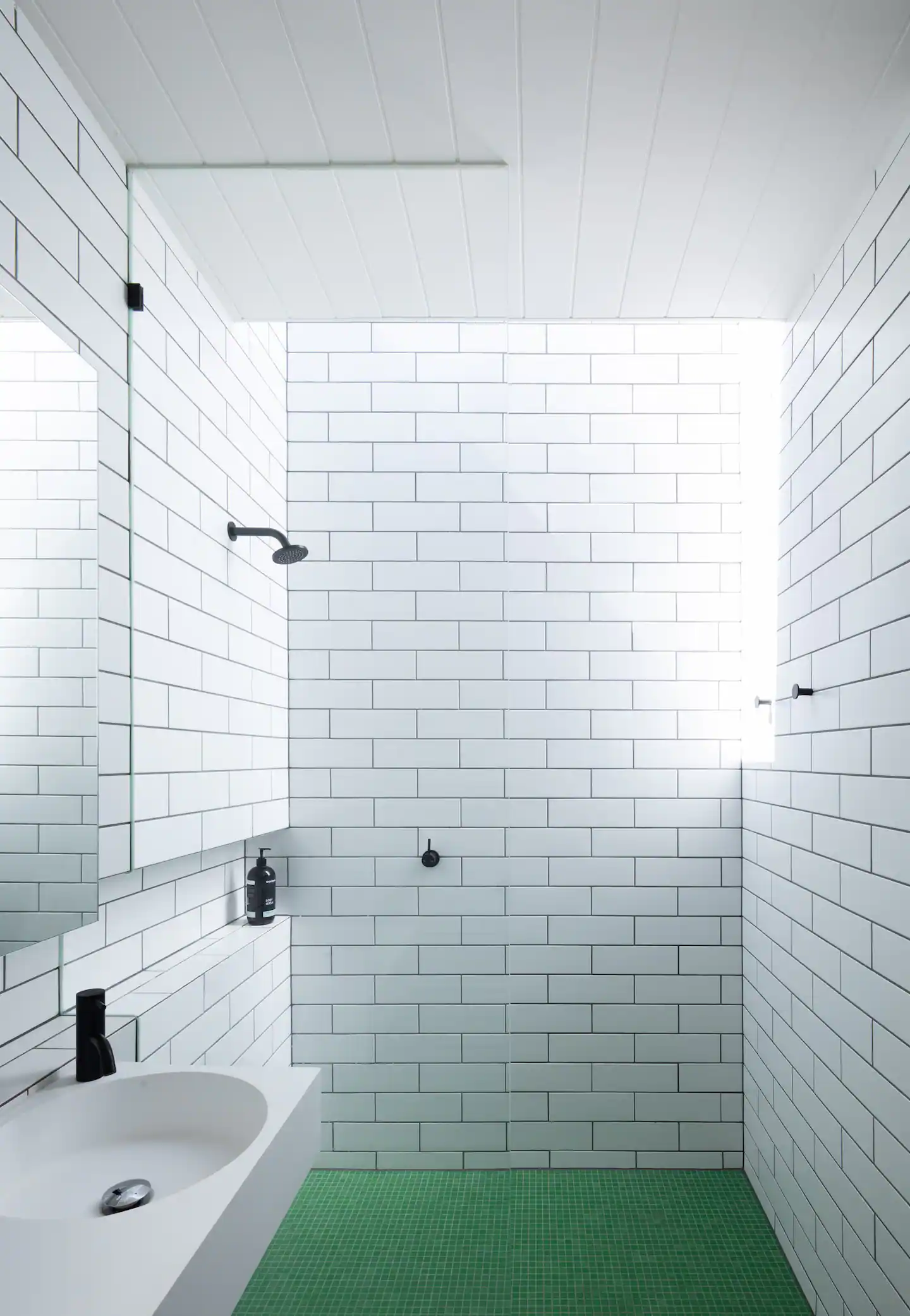 salle de bain carrelage blanc avec baies vitrées maison contemporaine