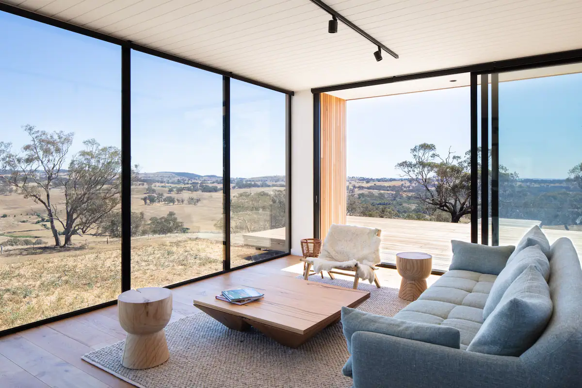 salon avec baies vitrées maison contemporaine