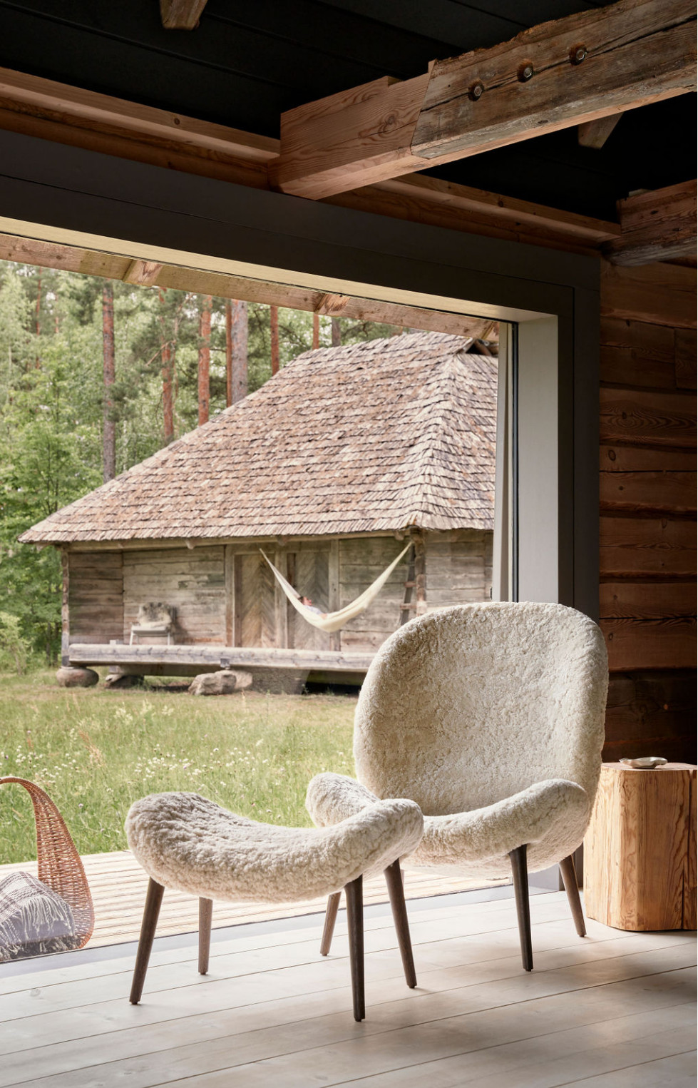 salon avec baie vitrée maison en bois Vipp Salaca River Lettonie salon avec baie vitrée maison en bois Vipp Salaca River Lettonie
