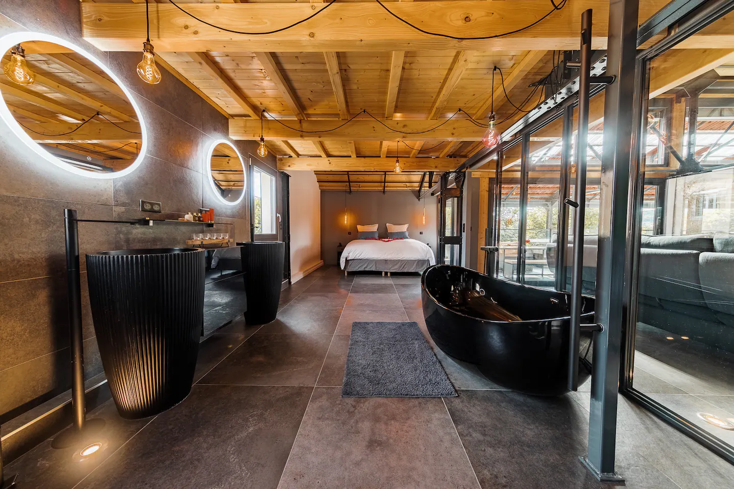 chambre avec salle de bain design noire ouverte