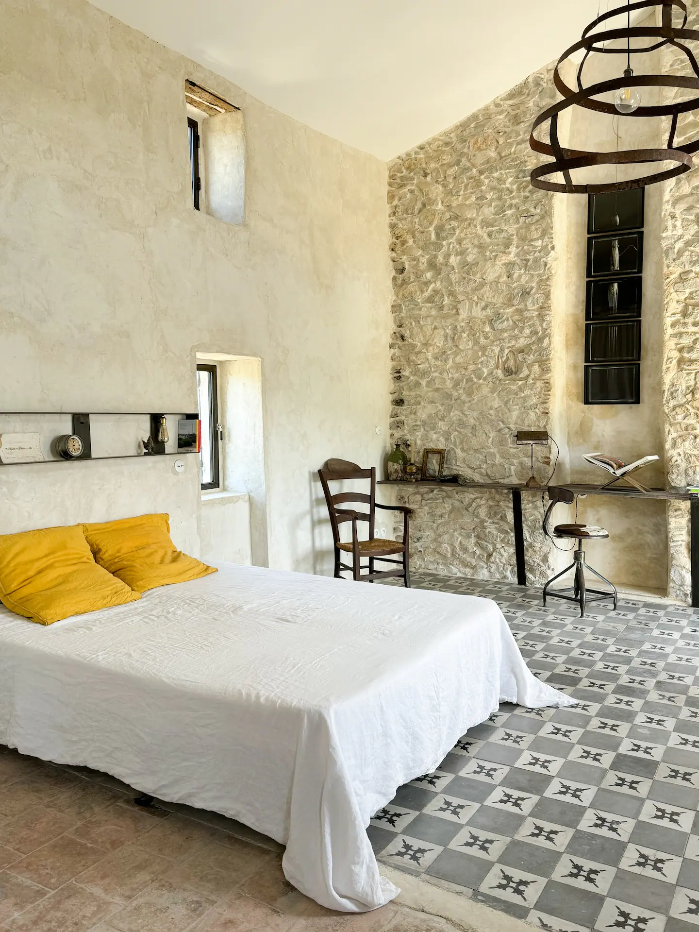chambre loft en pierres ancien mas en pierres en Provence chambre loft en pierres ancien mas en pierres en Provence