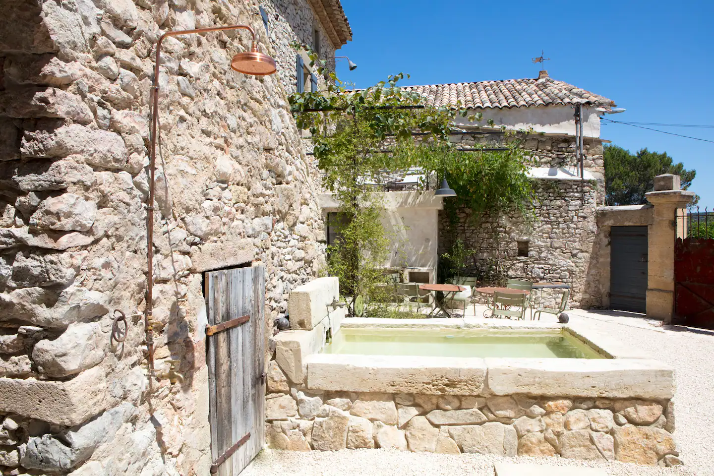 ancien mas en pierres en Provence avec bassin ancien mas en pierres en Provence avec bassin