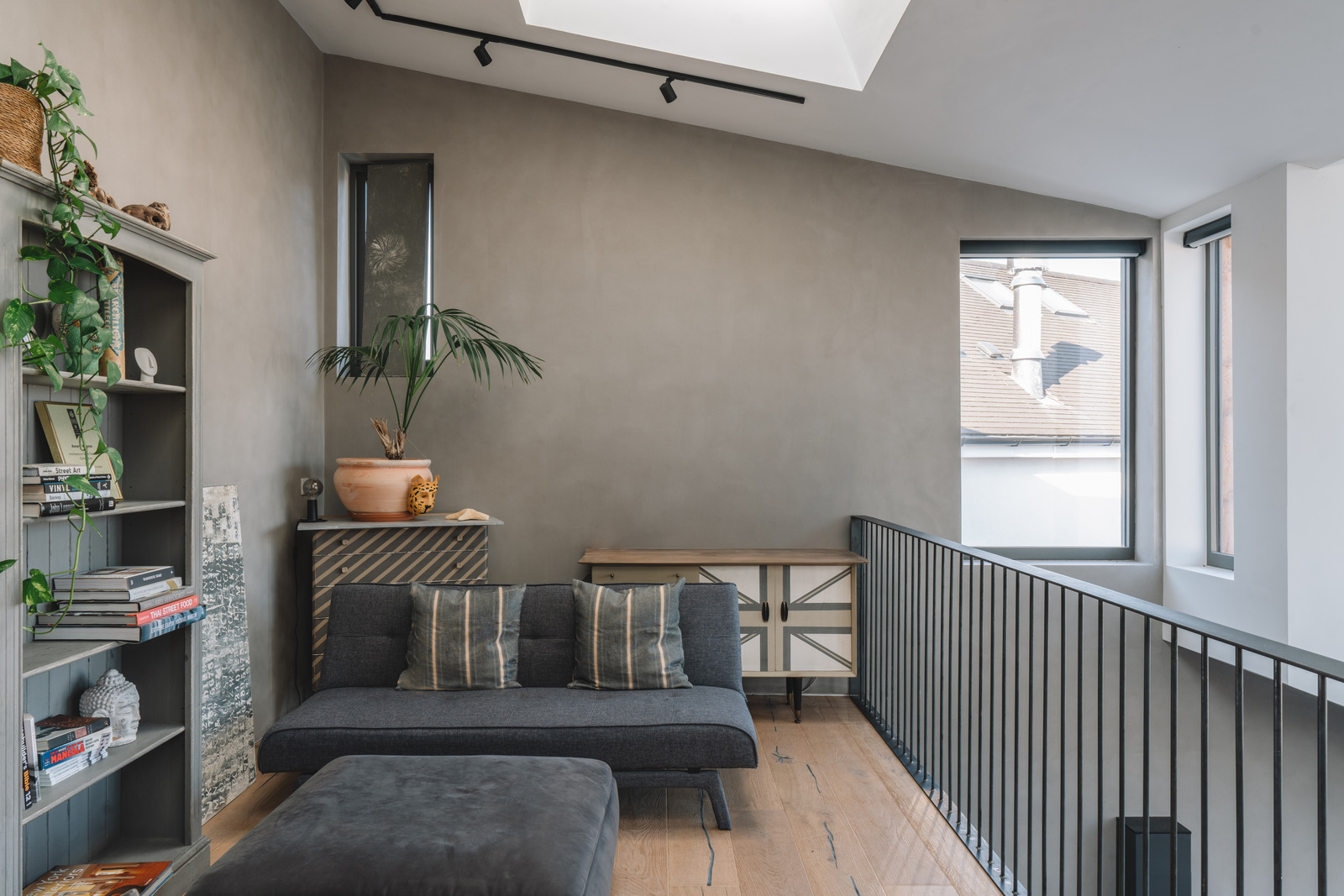 salon sur mezzanine avec fenêtre de toit salon sur mezzanine avec fenêtre de toit