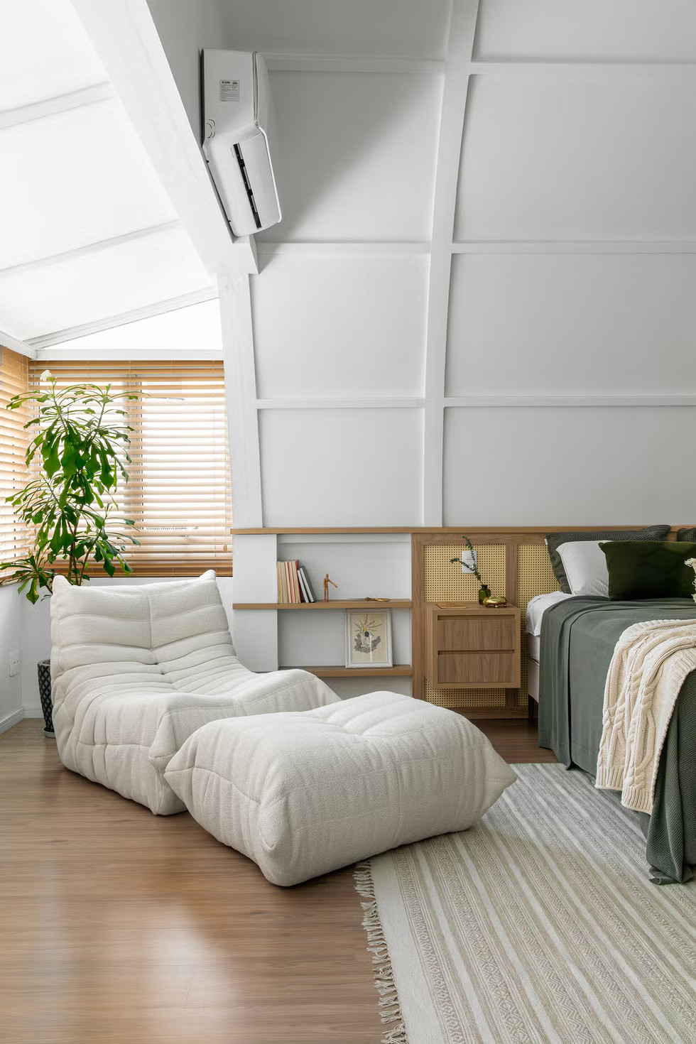 chambre avec fauteuil et pour Togo Roset