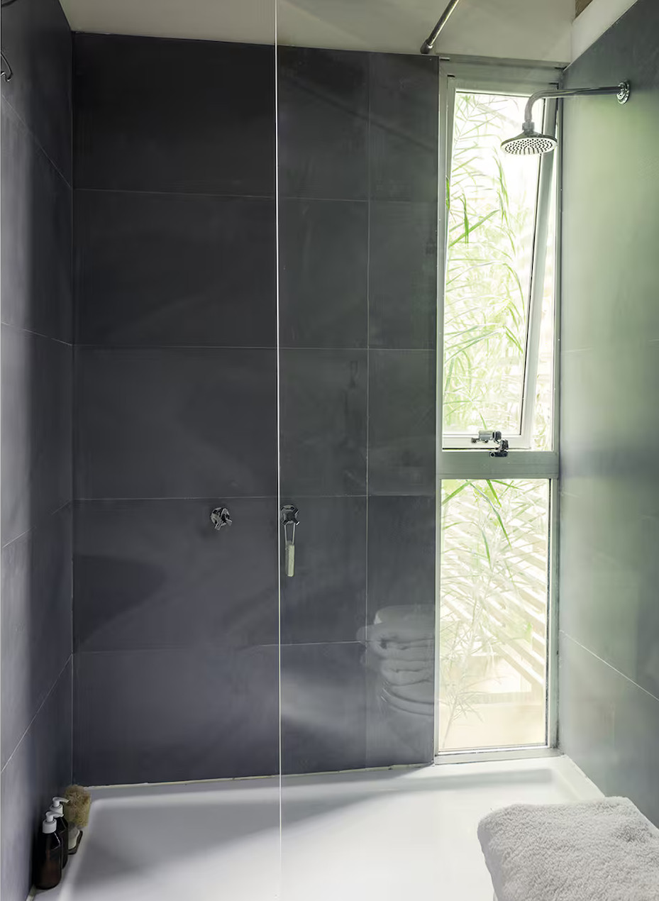 salle d'eau avec fenêtre imposte verticale