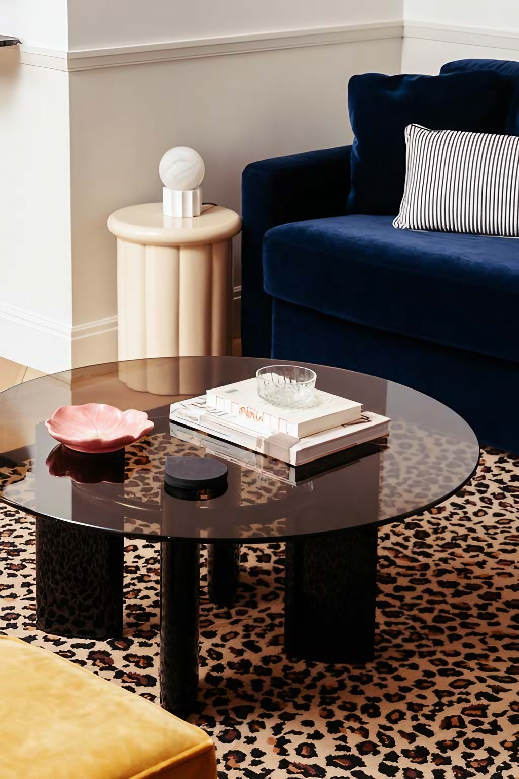 salon avec tapis léopard