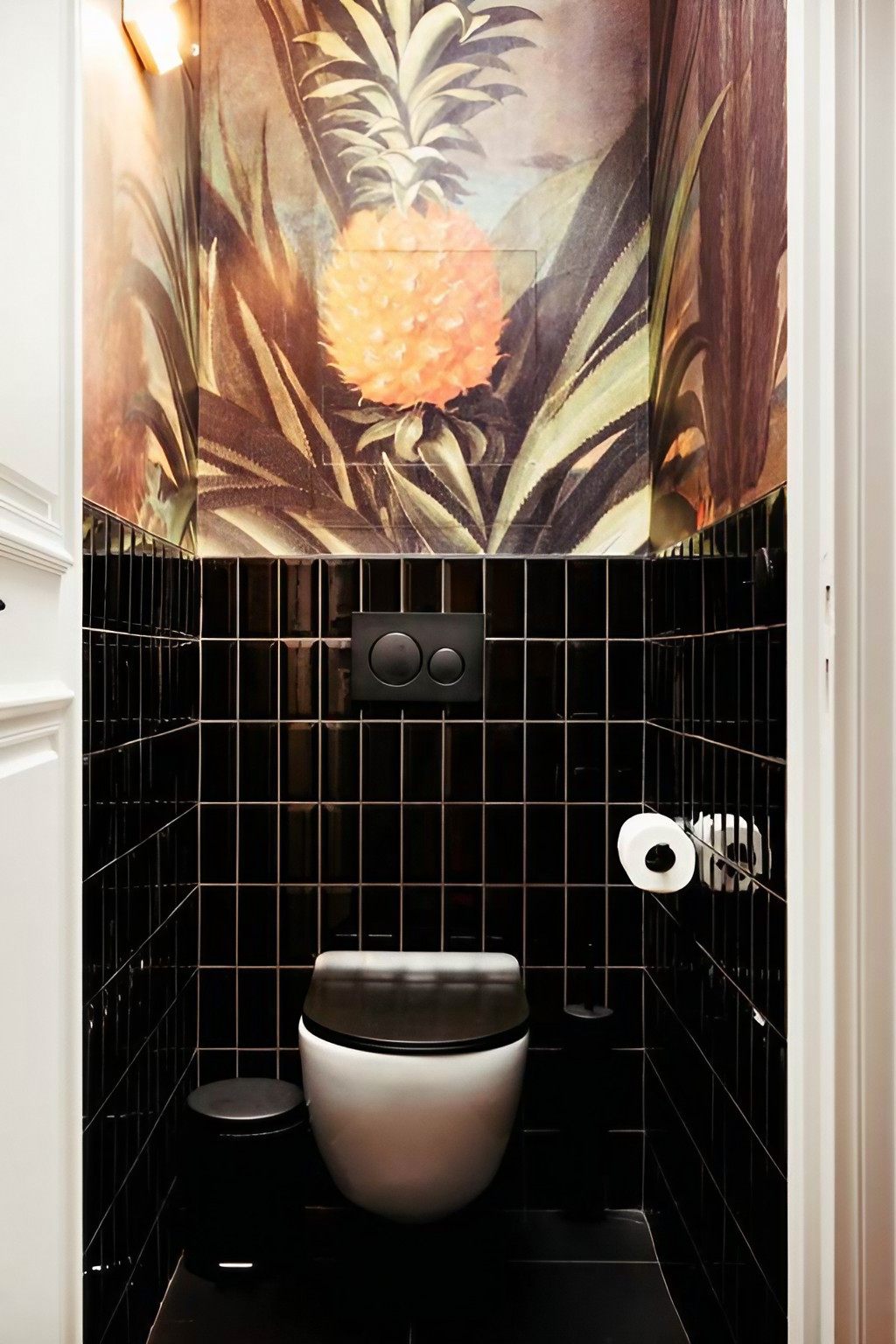 toilettes avec papier-peint appartement 50m2 Paris