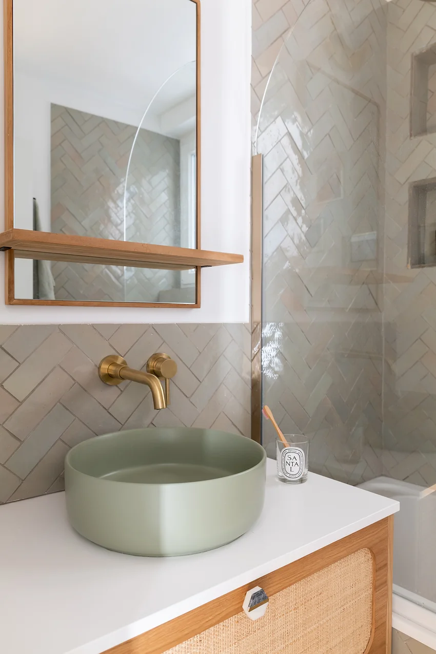 salle de bain vert et bois