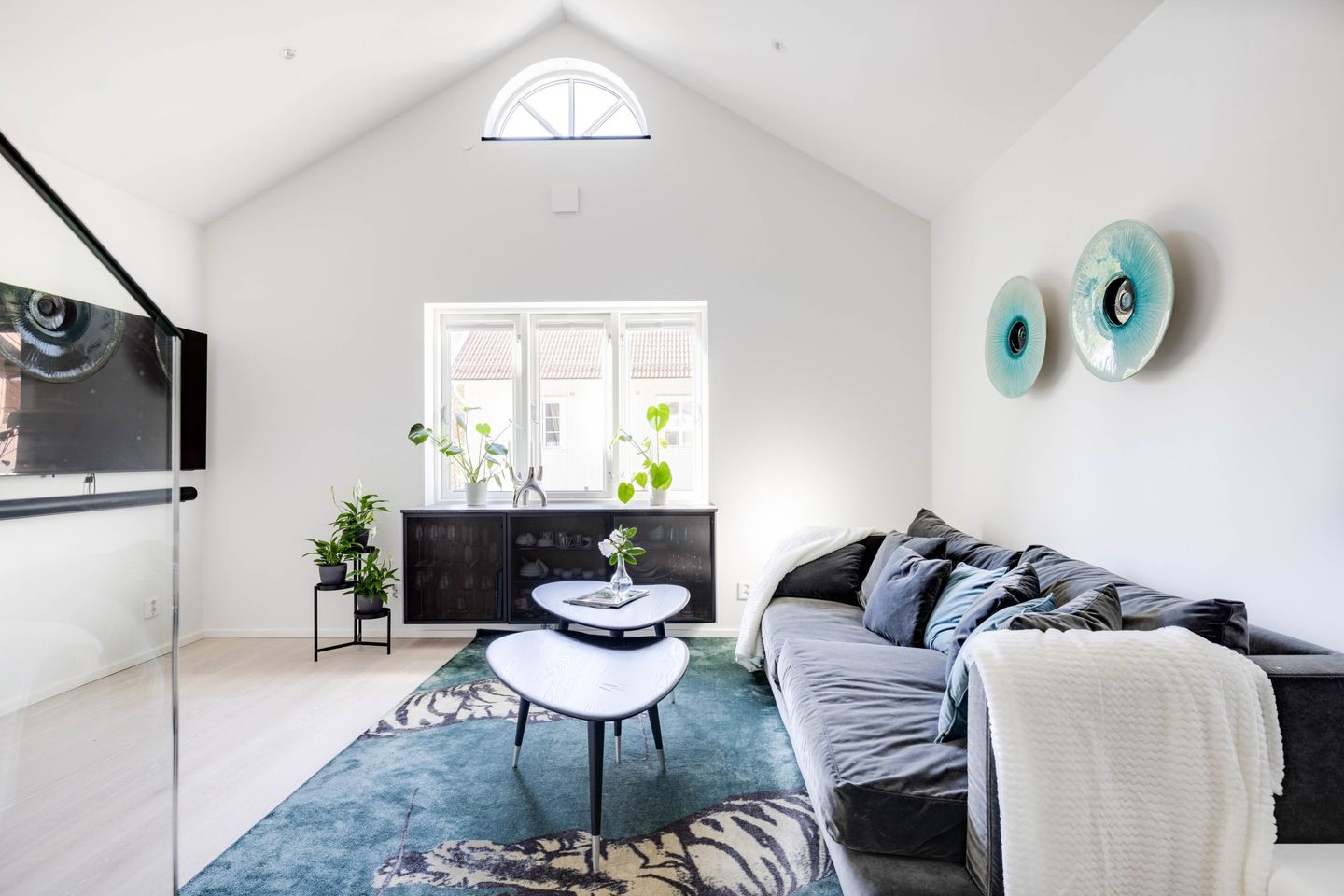 salon avec fenêtre demi-lune petite maison 42m2 salon avec fenêtre demi-lune petite maison 42m2