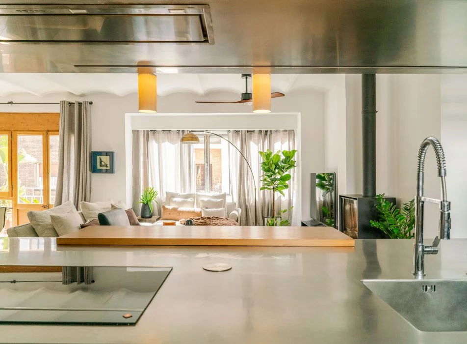 cuisine ouverte sur salon avec cheminée décoration contemporaine et industrielle