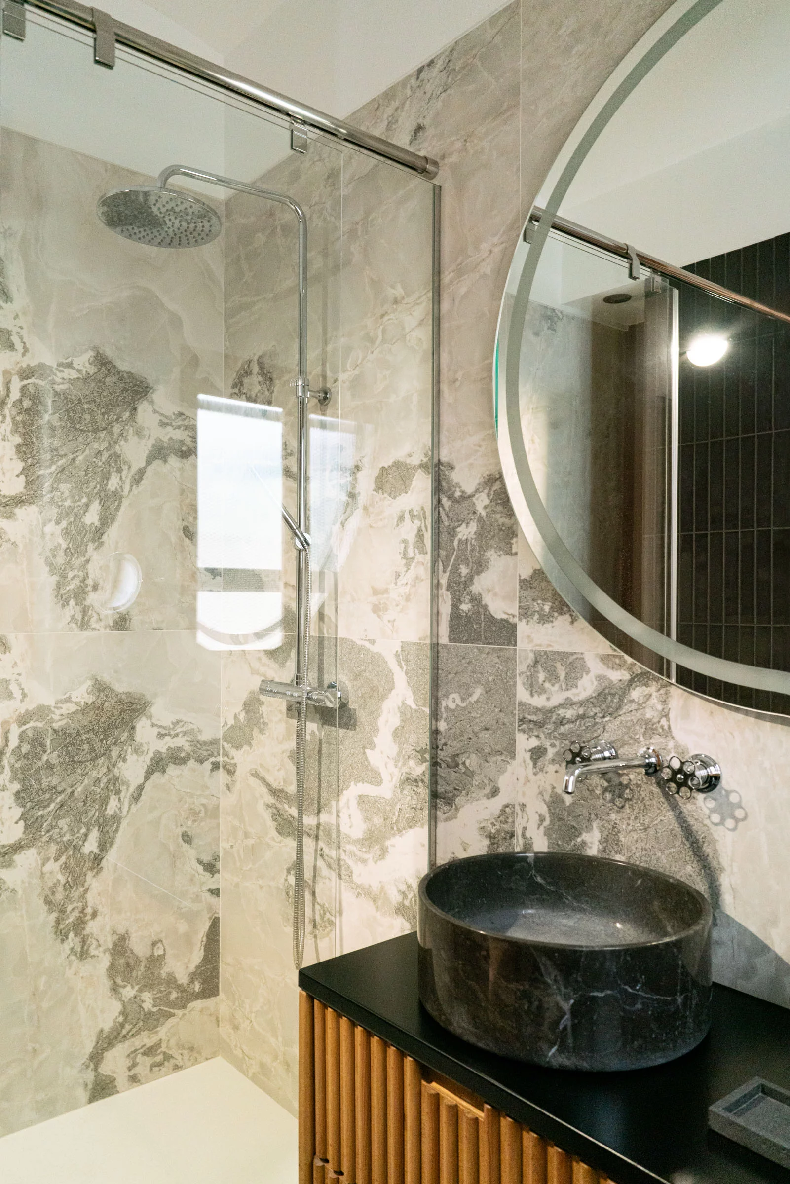 salle de bain bois et marbre