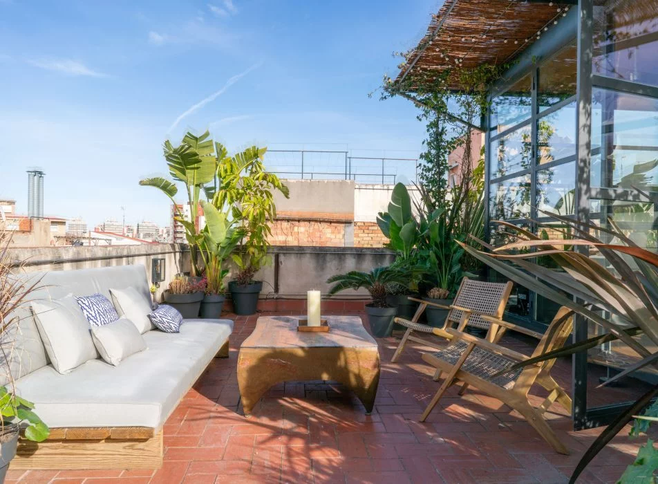 terrasse avec véranda appartement décoration contemporaine et industrielle