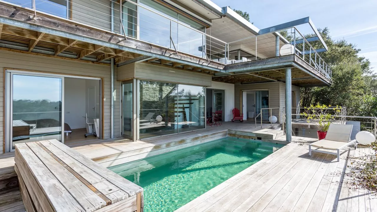 maison en bois avec piscine