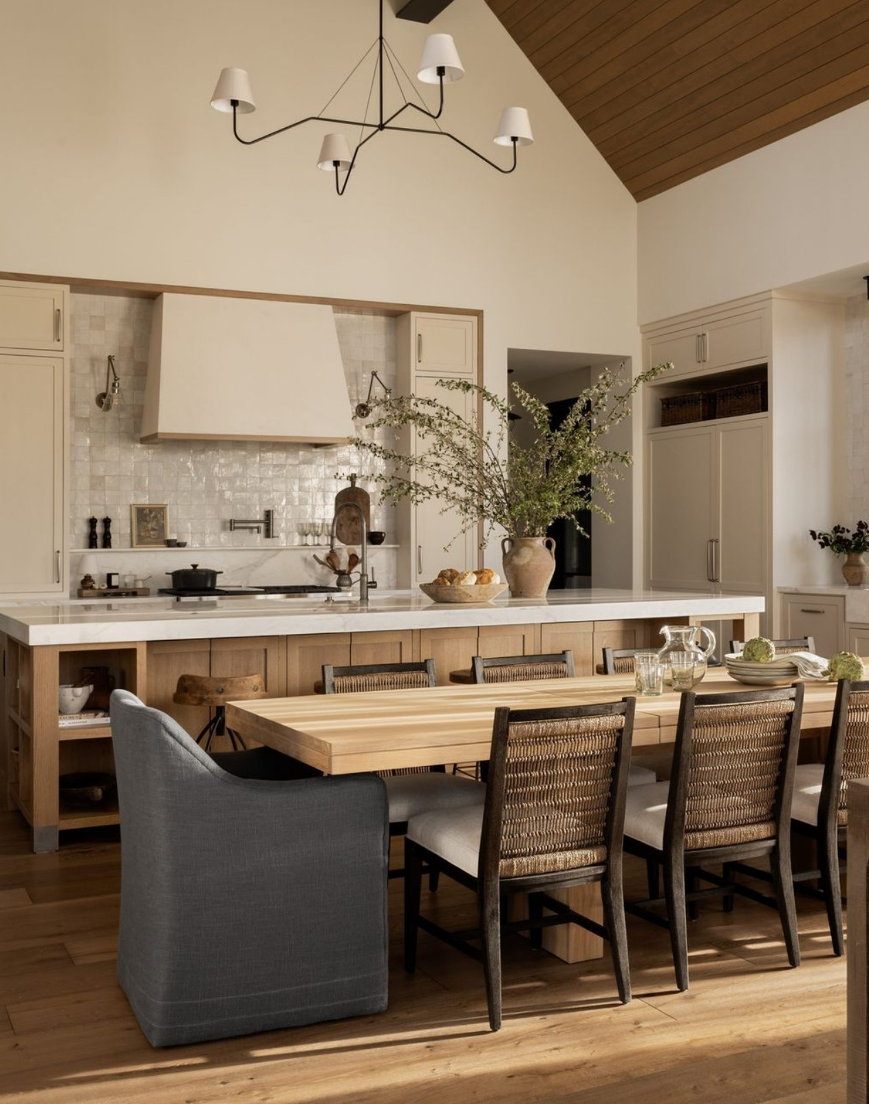 cuisine et salle à manger décoration contemporaine maison décorée par le studio McGee cuisine et salle à manger décoration contemporaine maison décorée par le studio McGee