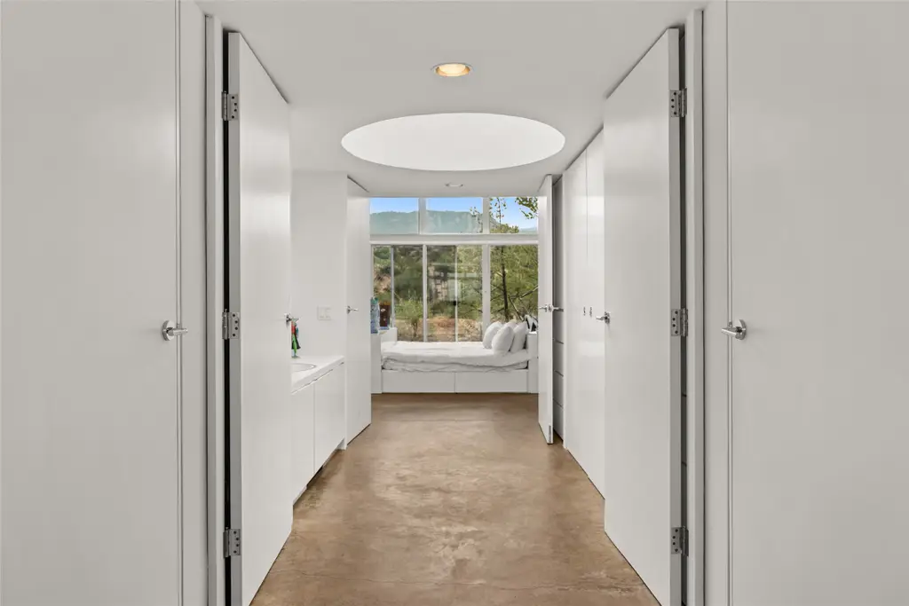 couloir portes blanches