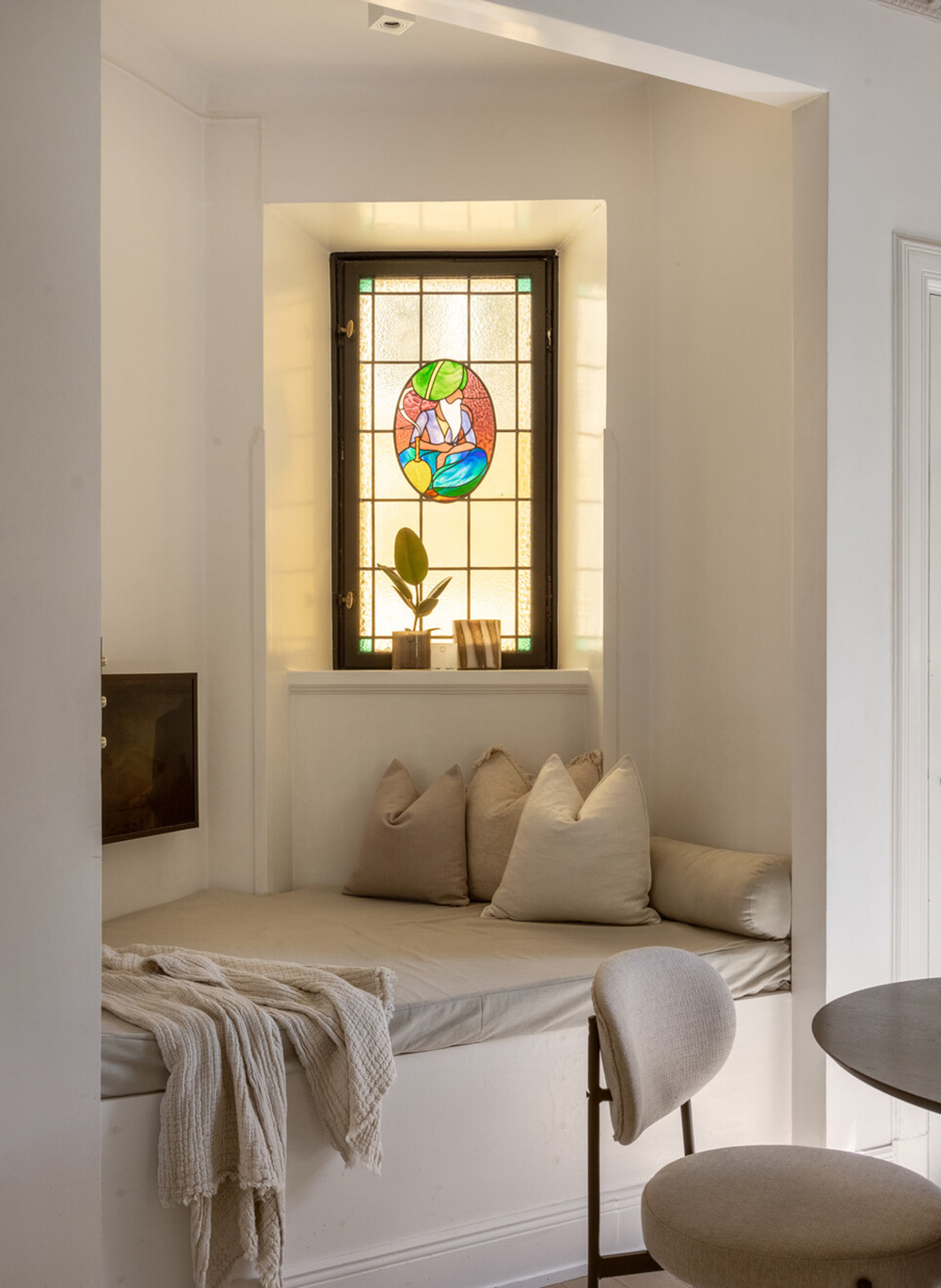 salon avec fenêtre vitrail deux-pièces 29m2 salon avec fenêtre vitrail deux-pièces 29m2