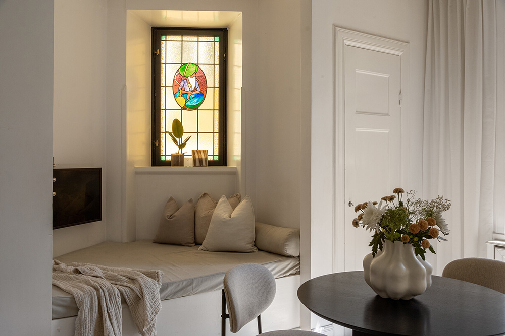 salon avec fenêtre vitrail deux-pièces 29m2 salon avec fenêtre vitrail deux-pièces 29m2