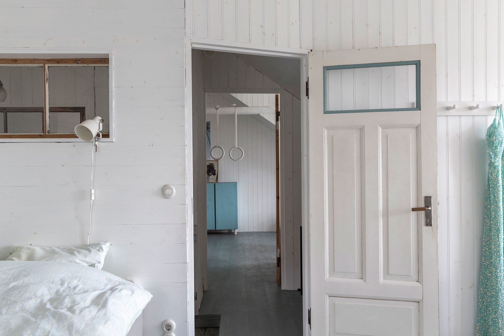 chambre murs bardage bois peint en blanc maison ancienne en briques chambre murs bardage bois peint en blanc maison ancienne en briques