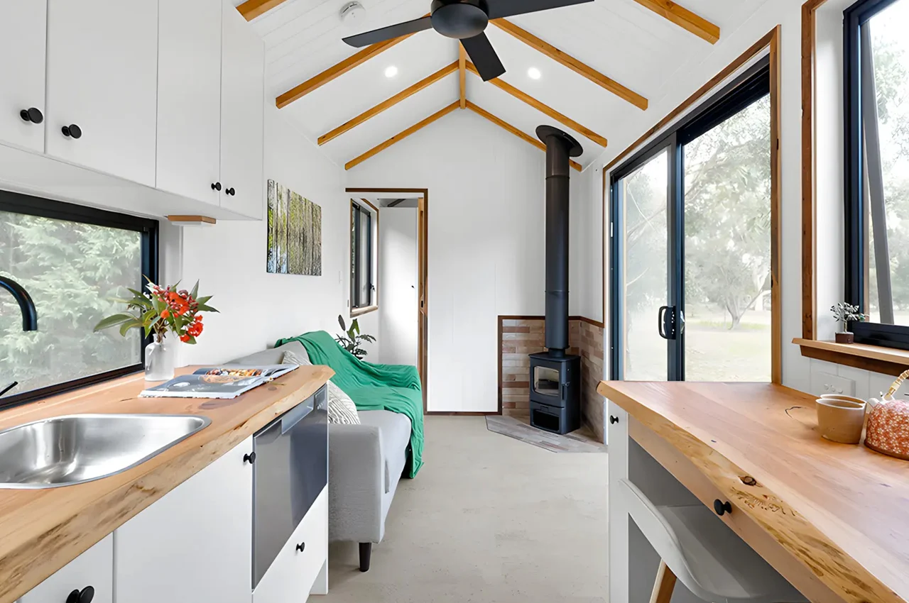 cuisine et salon tiny house 18m2 Casuarina de Evergreen Houses Australia cuisine et salon tiny house 18m2 Casuarina de Evergreen Houses Australia