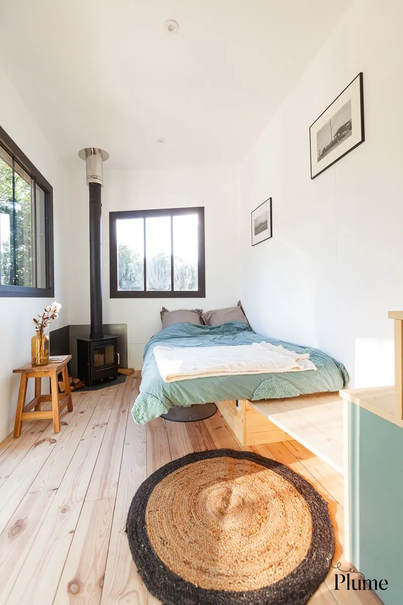 salon/chambre avec poêle tiny house française Plume