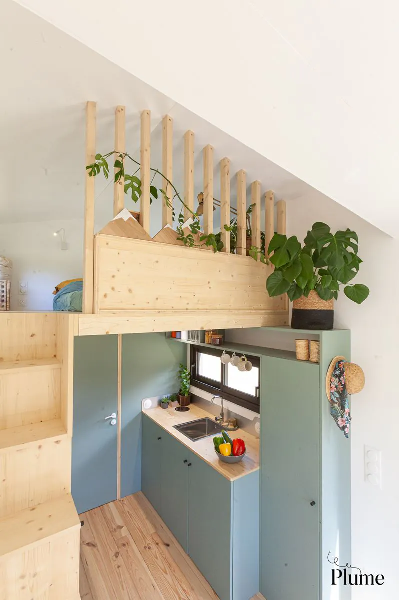 salon avec mezzanine tiny house française Plume
