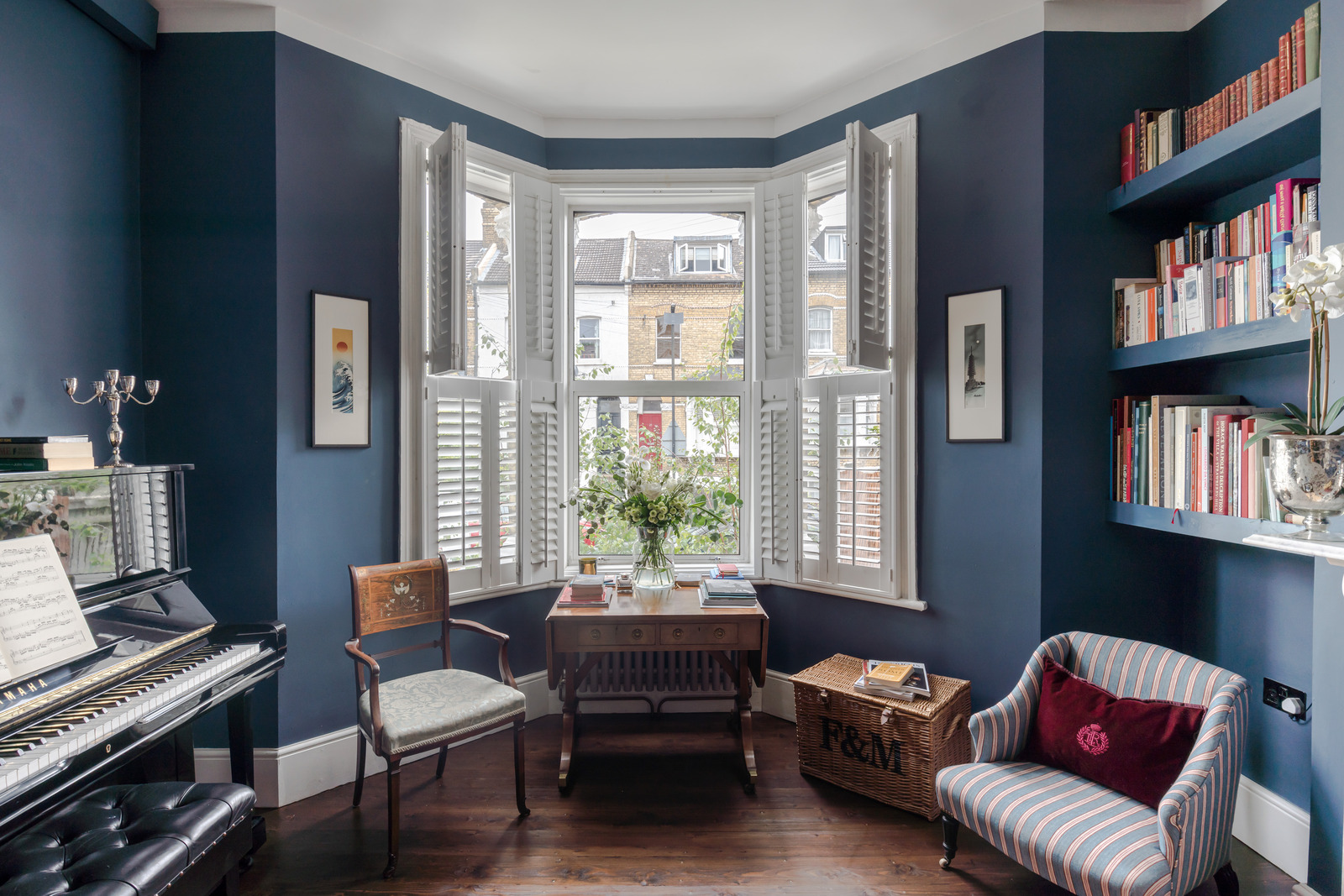 salon murs bleus et bow-window appartement Londres décoration vintage salon murs bleus et bow-window appartement Londres décoration vintage