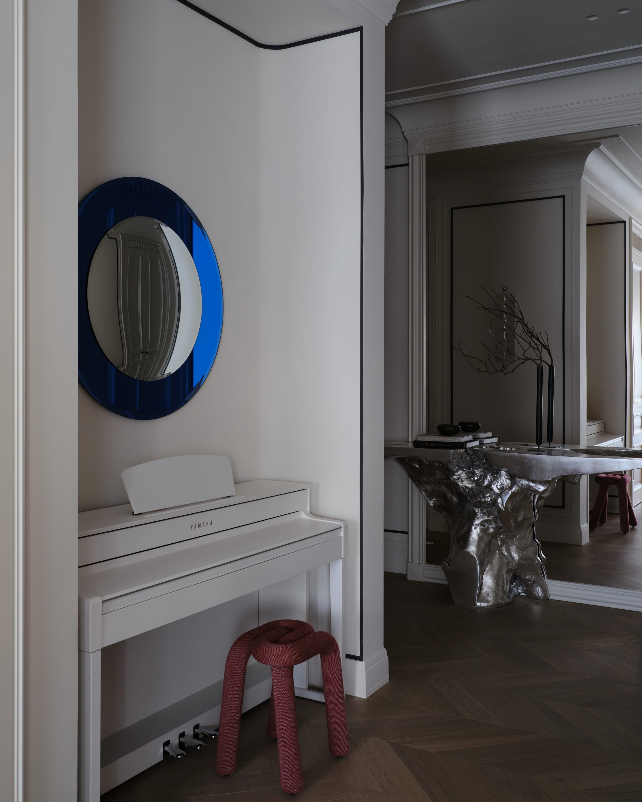 entrée avec piano et avec console métal décoration contemporaine entrée avec piano et avec console métal décoration contemporaine