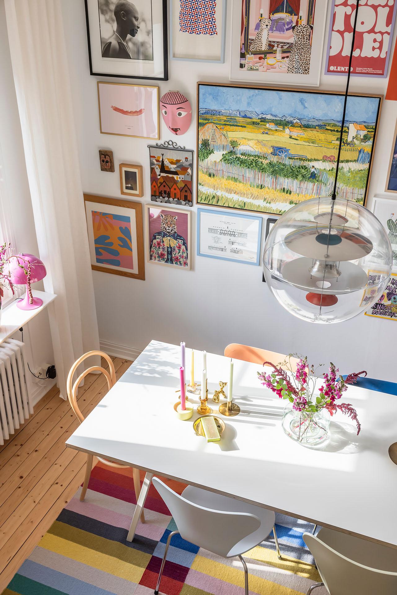 salle à manger avec mur d'images décoration scandinave